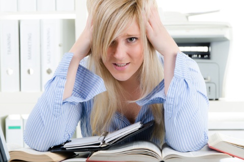 © Picture Factory - Fotolia.com (Ausschnitt) - Stress am Arbeitsplatz